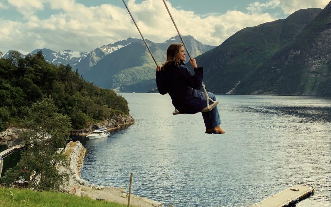 Seizing Your Opportunity to Travel, Saving Money as a Solo Traveler, Lessons from a Career Break, and How to Figure Out What You Want (In 60 Seconds) with Leslie McKellar